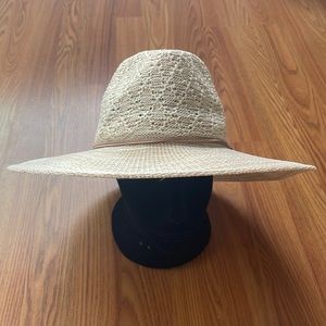 Free People Santa Barbara Packable Hat. NWT